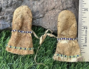 ✅Guantes antiguos muy antiguos para muñecas nativas americanas guantes de cuero con cuentas, esquimal - Imagen 1 de 12