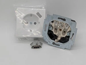 20 EUCBUSB-84 USB Steckdose studioweiß future linear/solo mit USB Busch Jaeger - Bild 1 von 2