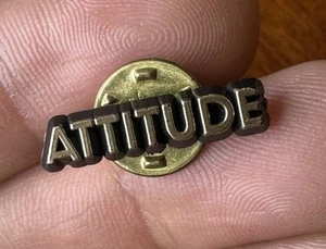 Pin de solapa de plástico Attitude tono negro y dorado #3A - Imagen 1 de 3