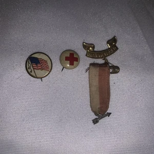 Menge 3 Vintage Pins Amerikanische Flagge Erste Hilfe Kreuz Vorbereitet werden  - Bild 1 von 4