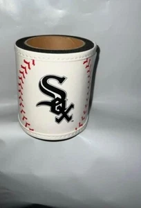 CHICAGO WHITE SOX Beer Pop Lata Koozie Soporte MLB Béisbol Bebida Enfriador Logotipo - Imagen 1 de 2