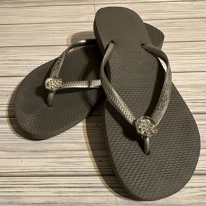 Havaianas stahlgraue schmale Flip-Flops mit Kristallblumen-Anhänger Größe 37/38/ US 8 - Bild 1 von 5