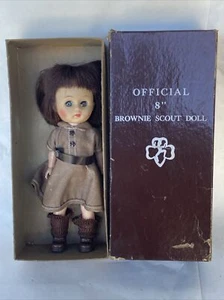 Bambola ufficiale Brownie Girl Scout 8" in scatola originale 11-956 GSA vintage - Foto 1 di 16