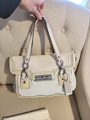 CARTERA SOLAPA COACH KRISTIN SPECTATOR CUERO F18282 crema plata amarillo claro Foto 1 de 4