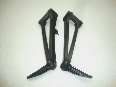 YAMAHA YZF R1 2009-2014 FABRICANTE DE EQUIPOS ORIGINALES JUEGO DE CLAVIJAS DE PASAJERO TRASERO PAR 09-14 2014 Foto 1 de 4