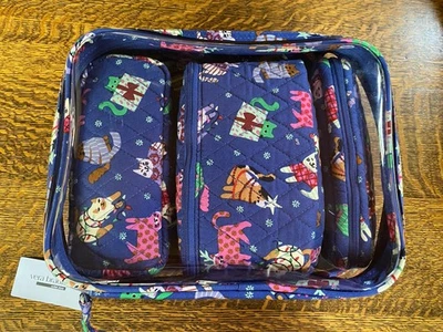全新 Vera Bradley CATNIP 圣诞猫 4 件套 化妆品 蓝色包 旅行套装 全新带标签 — 第 1/4 张图片