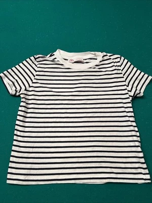 Camiseta Zara Manga Corta Cuello Redondo Recortada Rayas Blanco y Negro Talla S Foto 1 de 4