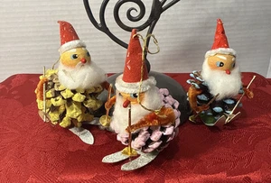 3 Vintage 50er Weihnachten Putz Tannenzapfen Elfen Wichtel Skifahren Tannenbaum Chenille - Bild 1 von 7
