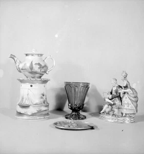Nature morte bibelots statuette coupe théière - 2 anciens négatif photo an. 1950 - Imagen 1 de 2