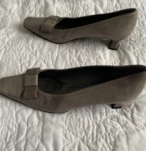 Stuart Weitzman Heels UK 8 Shoes Grey Suede Leather Square Toe Y2K Kitten Heels - Picture 1 of 3