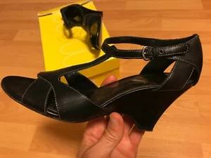 Circa Joan & David Black Leather HELAINE 5.5 M Wedge Heel Sandal Peeptoe T-strap - Picture 1 of 9
