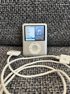 Apple iPod Nano A1236 3rd Generation 4GB MP3 Player Silver - working  - Picture 1 of 3