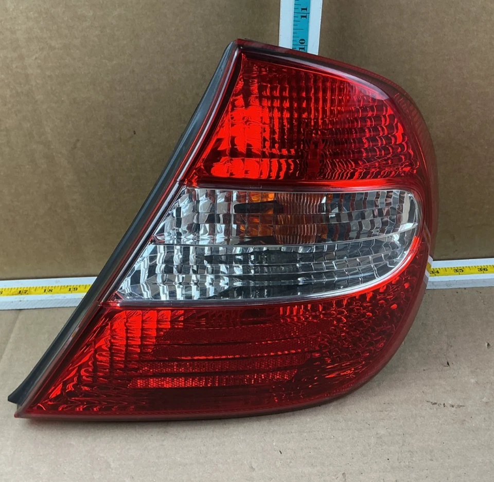 Luz trasera lateral para pasajero Toyota Camry 2002-2004 montada en cuarto TLP-59304 OEM Foto 1 de 4