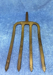 Vintage 4 TINES FARM PITCHFORK HEAD Hay Pitchfork Yard Tool Wall Art Yard Art - Picture 1 of 5