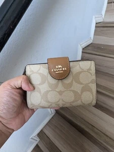 NUEVO CON ETIQUETAS Cartera Coach Mediana Esquina Cremallera En Lona Signature DORADA/LT CAQUI/LT SILLÍN - Imagen 1 de 3