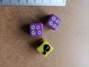 2 x VIOLET+1 X YELOW DICES LEAGUE OF INFAMY G292 - Imagen 1 de 1