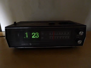 VTG GE Flip Clock Alarm, Radio, Glowing Numbers 7-4333 (missng rvrse alarm knob) - Picture 1 of 12