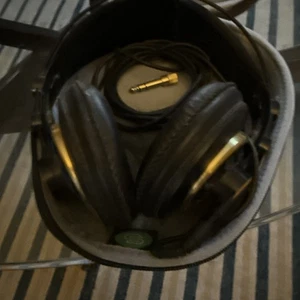 AKG Pro Audio K240 STUDIO Cuffie Over-Ear, Professionali con Custodia Slappa - Foto 1 di 5