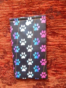 HANDGEMACHTES HANDY/BRILLENETUI IN HUNDEPFOTEN DESIGN BAUMWOLLSTOFF - 7 1/2" x 4 1/2" - Bild 1 von 3