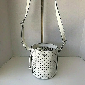 BOLSO DE MANO CON CUBO PERFORADO CUERO SINTÉTICO - Imagen 1 de 9