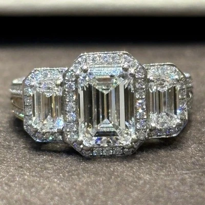 Anillo de compromiso de tres piedras con halo de moissanita esmeralda de 4,5 quilates enchapado en oro blanco de 14 k Foto 1 de 4