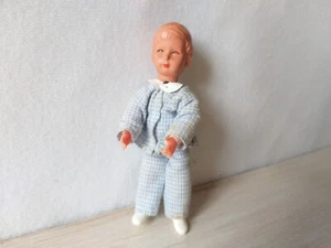 Caco Biegepuppe Junge im Schlafanzug Puppenhaus Puppenstube 80er Jahre M1:12 - Bild 1 von 7
