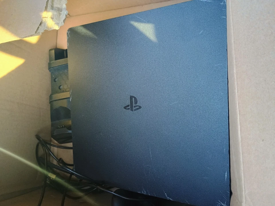 consola ps4 con mando negro Foto 1 de 1