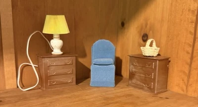 Lote de muebles para casa de muñecas Bodo Hennig 1:12, lámpara y tocadores (no probados), silla Foto 1 de 3