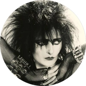 Chapa/Badge Siouxsie & The Banshees . pin button post punk rock and roll goth - Foto 1 di 2