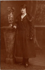 Foto de estudio RPPC postal bonita dama en abrigo de invierno - Imagen 1 de 2