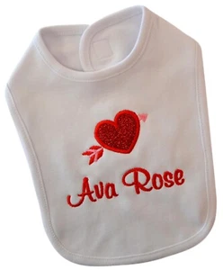 Pechera de San Valentín bordada personalizada para bebé niña con corazón brillante - Imagen 1 de 3