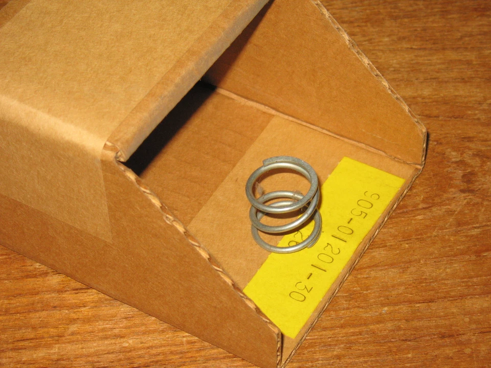 YAMAHA TZ 250 350 750 TX XS1 & MORE (SEE LISTING) FUEL CAP SPRING 90501-20130 - Изображение 1 из 1