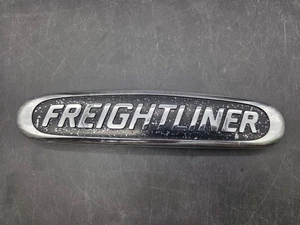Camión Freightliner 22-57547-000 emblema insignia capó usado OEM - Imagen 1 de 10