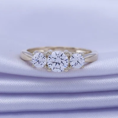 Anillo de compromiso redondo de 3 piedras de oro amarillo de 14K corte brillante 2 quilates Foto 1 de 4