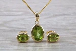 Pendientes de peridoto de corte ovalado con collar a juego en oro amarillo - Imagen 1 de 6