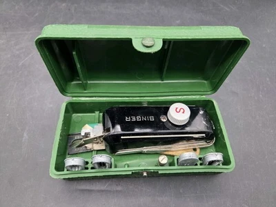 Estuche de máquina de coser con ojales vintage SINGER 160620 accesorios tempranos Foto 1 de 4