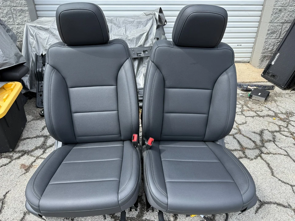 Chevrolet Silverado EV 2024 con juego de asientos delanteros manual conductor pasajero negro OEM Foto 1 de 4