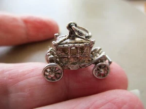DE COLECCIÓN ANTIGUO COLGANTE DE PLATA ESTERLINA MÓVIL CARRO DE CABALLOS CARRO DE CABALLOS LLAVERO ENCANTO - Imagen 1 de 5