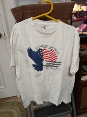 Camiseta/Blanca (XL) Fuerza Aérea Alistada Pueblo Orgulloso Apoyador Foto 1 de 3