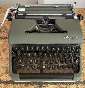 Olympia SM3 Green De Luxe Typewriter w Case WERKE AG. WILHELMSHAVEN West Germany - Picture 1 of 24