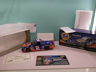 凯文·哈维克 #2 Tide Martinsville Win 1:24 亲笔签名 2012 Silverado #49 / 250 — 第 1/4 张图片