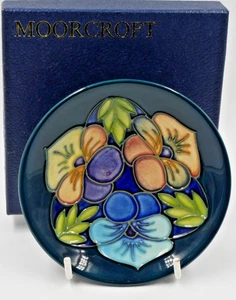 NEU VERPACKT MOORCROFT COLLECTORS CLUB ANSTECKNADEL SCHALE 2005 DREIFACHE AUSWAHL RACHEL BISHOP - Bild 1 von 3