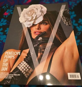 PENELOPE CRUZ - V MAGAZINE - SPRING 2024 - Picture 1 of 5