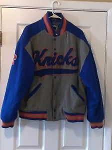 NEW YORK KNICKS STARTER SCRIPT WOLLJACKE L BRUSTUMFANG GRUBE ZU GRUBE 24" LÄNGE 26" - Bild 1 von 9
