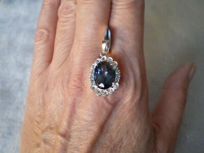 Colgante Hope & London Topacio Azul, 8,13 quilates, 2,2 gramos de Plata de Ley 925 Foto 1 de 4