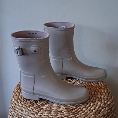 Botas Hunter Feminina Clássica Taupe Matte Impermeável Borracha Meia Panturrilha Pull-On P-8 - Imagem 1 de 4