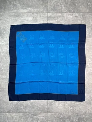 Bufanda Cartier de seda para mujer azul marino con patrón de logotipo Foto 1 de 4