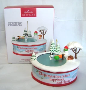 HALLMARK Ornament 2023-CHRISTMASTIME IS HERE-THE PEANUTS GANG ORNAMENT-Movement - Picture 1 of 3