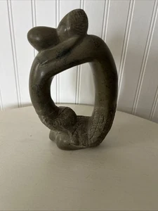 ABSTRAKTE MASSIVE STEINSKULPTUR UMARMEND/KÜSSEND PAAR, 8" HOCH - Bild 1 von 4