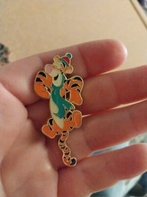 Sombrero y bufanda Loungefly Disney Winnie The Pooh Tigger esmalte Foto 1 de 4